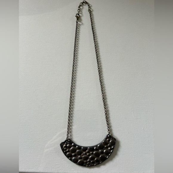 Half moon metal pendant necklace - Picture 2 of 2